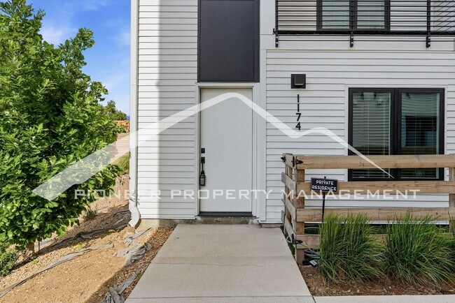 Foto del edificio - Spacious Townhouse with Central AC and 2-Car Garage