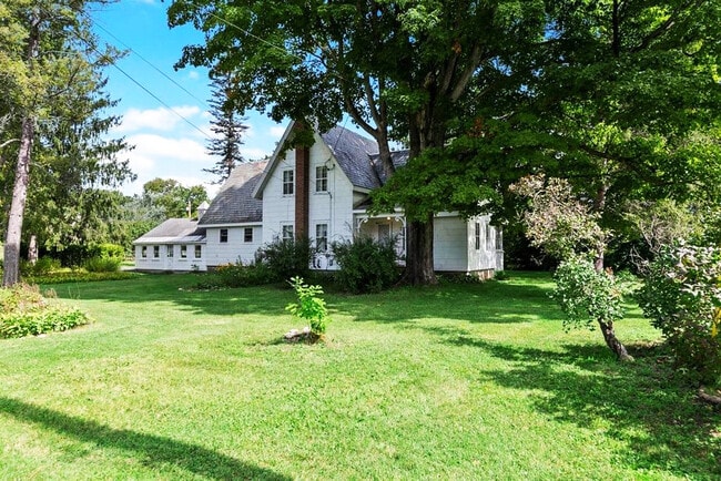 Building Photo - 96 Twitchell Hill Rd