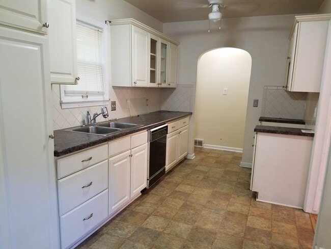 Building Photo - 3802 Brentwood Dr