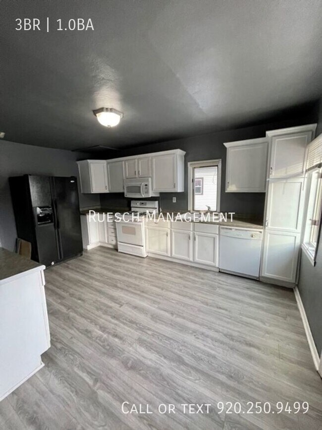Building Photo - Beautiful 3 Bedroom 1 Bath Lower Duplex Fe...