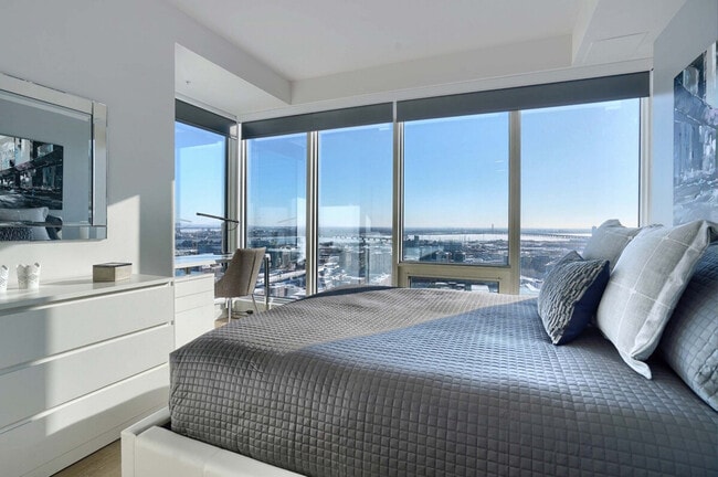 Building Photo - 1215 Rue Saint-Antoine O