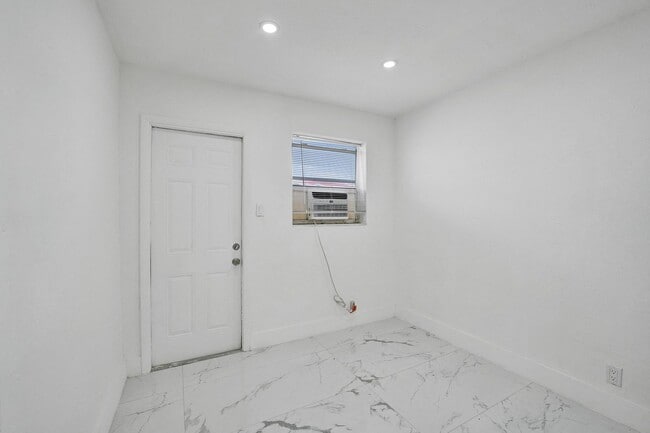 Building Photo - Dania Pointe Aportments