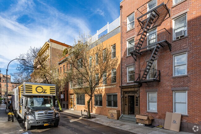 Building Photo - 17 Cornelia St