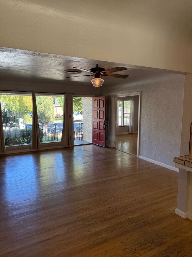 Building Photo - 3-bedroom, 2-bathroom home located in the ...