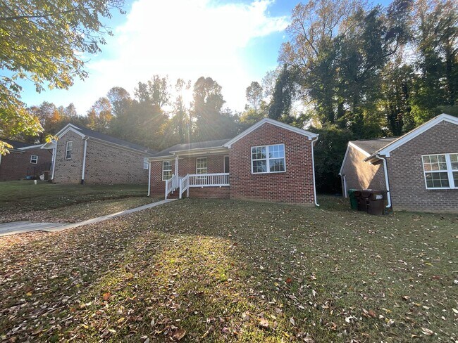 Foto del edificio - NE HIGH POINT! Newly renovated & painted 3 Bedroom, 2 Bathroom Home