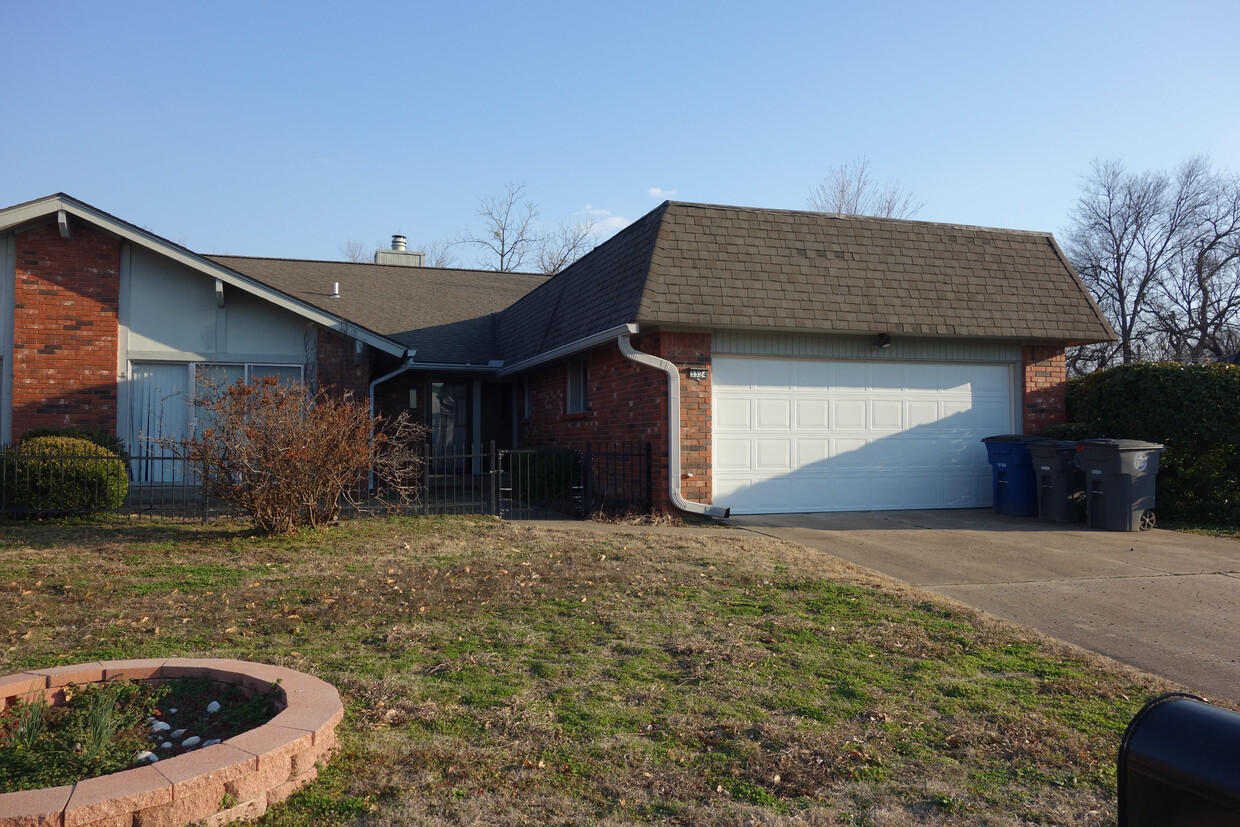 Spacious 3/2/2 Duplex in South Tulsa - Jenks schools!!! - 3324 E 73rd St