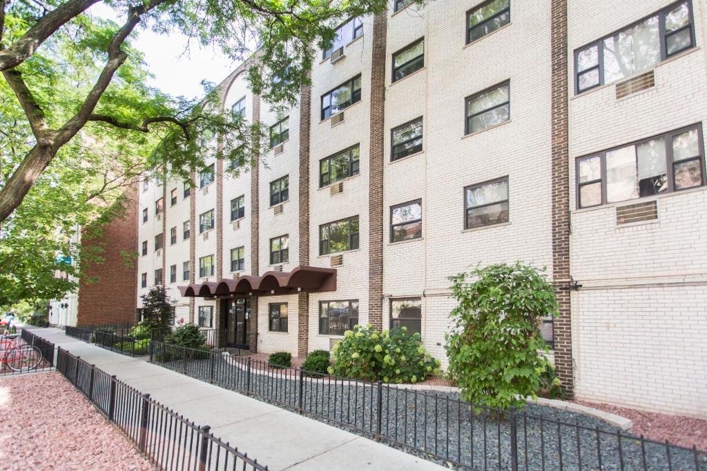 Foto principal - 524 W Oakdale Ave