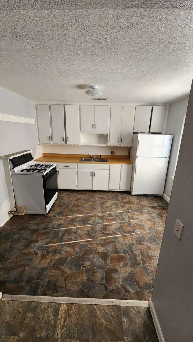 Kitchen - 3916 Thomas Ave