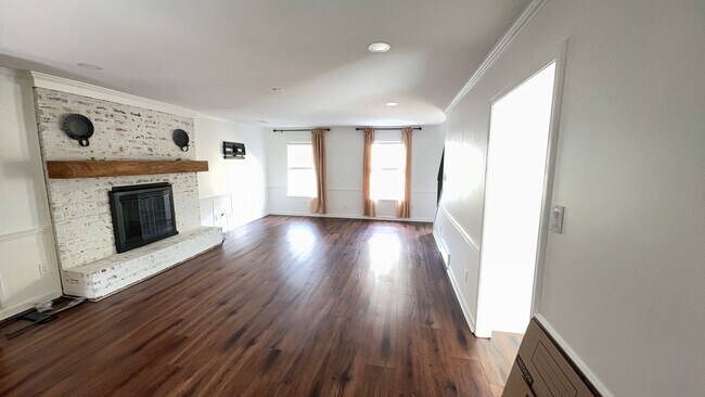 Building Photo - Beautiful 4 bedroom 2.5 bathroom home in C...