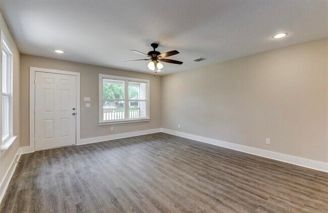 Foto del edificio - 16517 Larchwood Dr