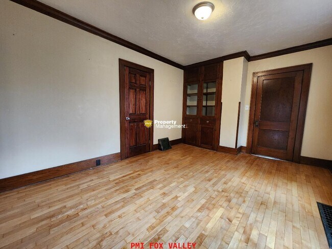 Building Photo - 2 Bedroom with HUGE fenced in yard