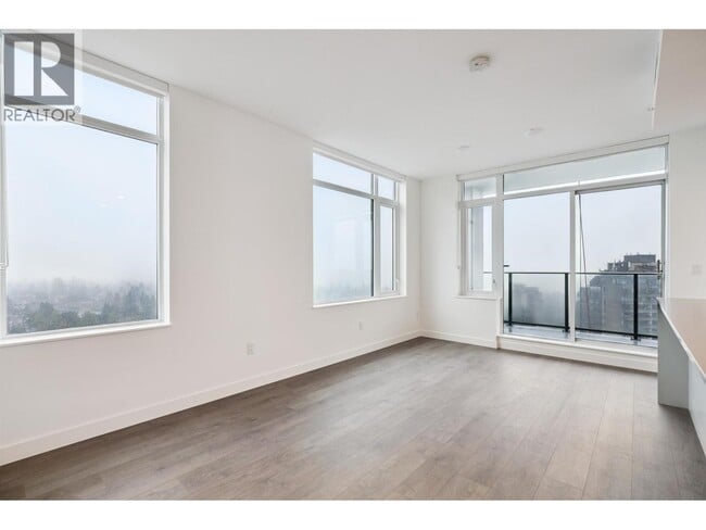 Photo du bâtiment - 6468-6468 Willingdon Ave