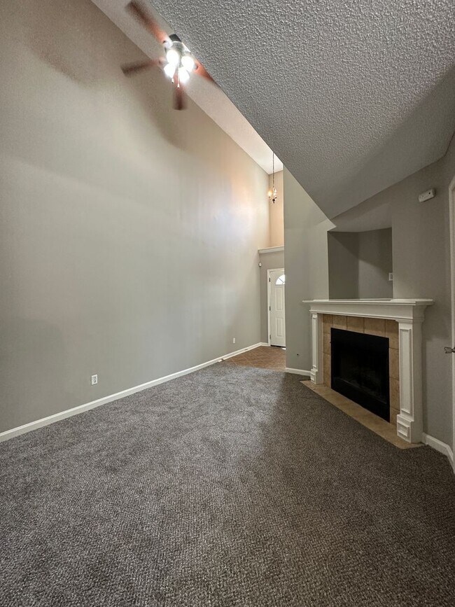 Foto del edificio - Pet friendly and newly renovated 4 Bedroom...