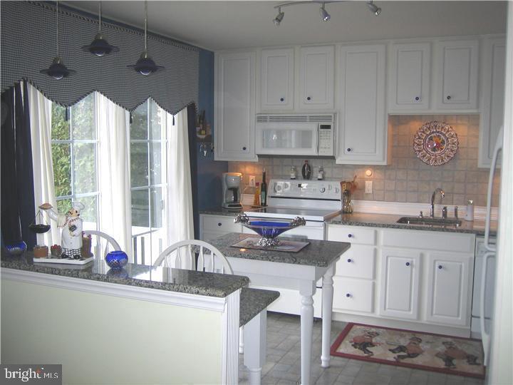 Foto del edificio - 5002 Essex Ln