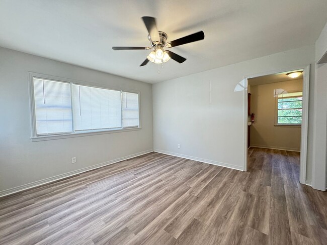 Building Photo - 124/128 RWE Jones