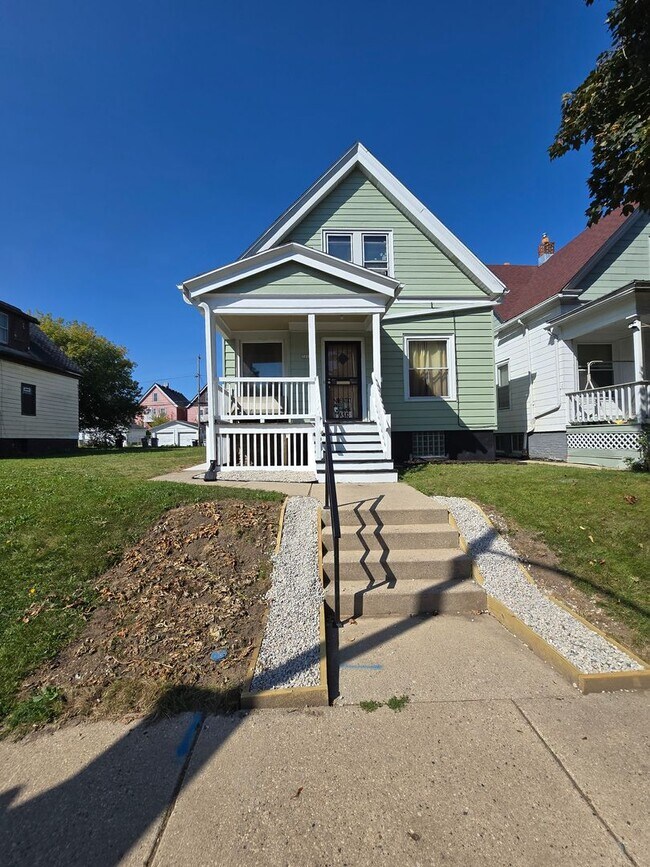 Foto del edificio - Freshly Renovated Two-Bedroom Single-Family Home in Milwaukee