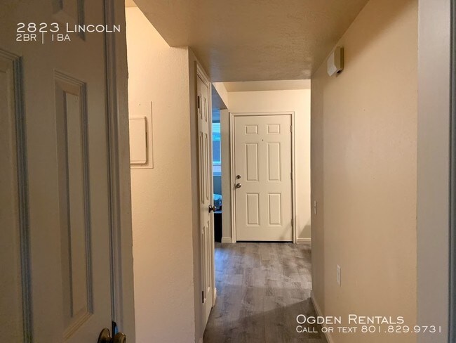 Building Photo - Newly Remodeled with Granite Counter-tops!