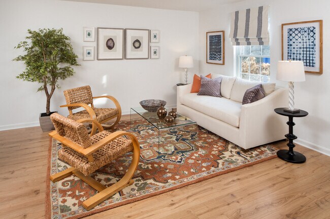 Área de estar renovada de Westridge Gardens - Westridge Gardens Luxury Rental Apartments