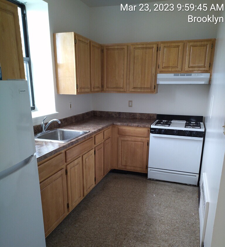 Primary Photo - 640 Bradford St