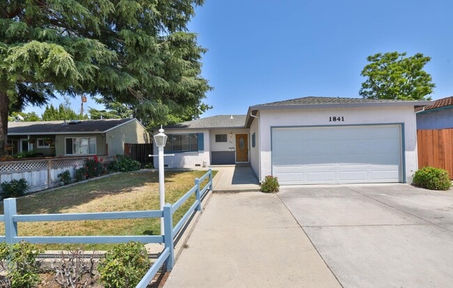 Building Photo - 1841 Briarwood Dr