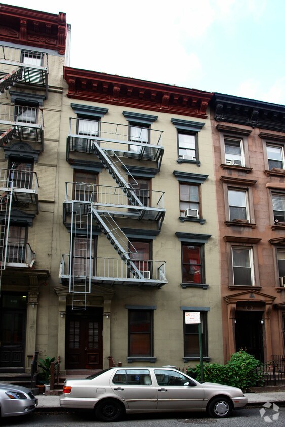 Foto del edificio - 450 W 49th St