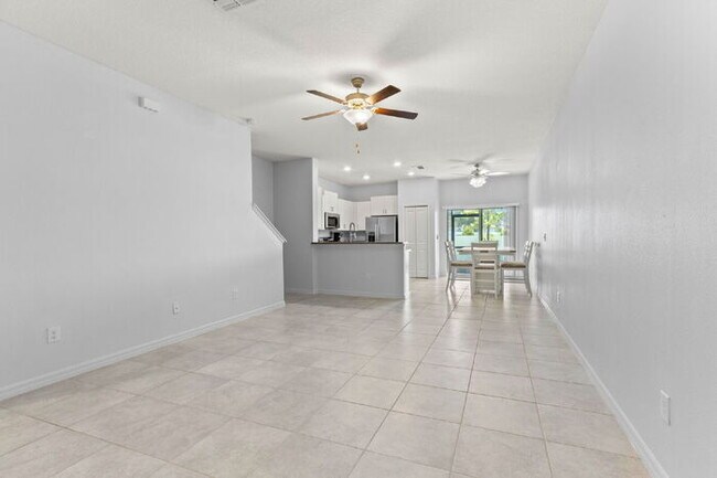 Foto del edificio - NEWLY UPGRADED Town Home For Rent in Touchstone!
