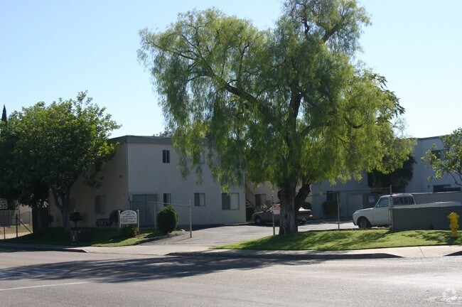 Building Photo - Villa De Oro