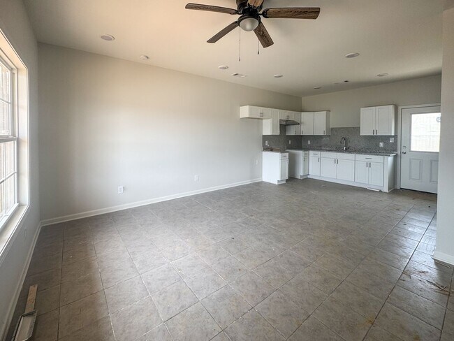 Foto del edificio - Recently Renovated 2 Bedroom 1 Bath Apartm...