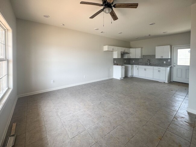 Building Photo - Recently Renovated 2 Bedroom 1 Bath Apartm...