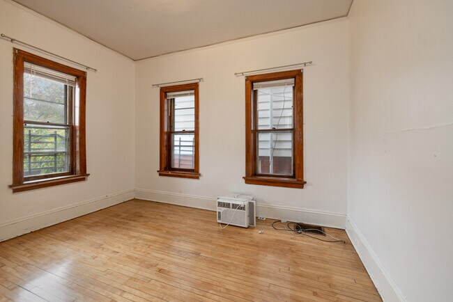 Bed 1 - 2772 N Bremen St