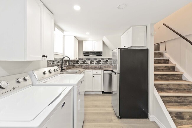 Photo du bâtiment - 2 Bedroom Apartment in Komoka * $1595 ALL INCLUSIVE * Available Now