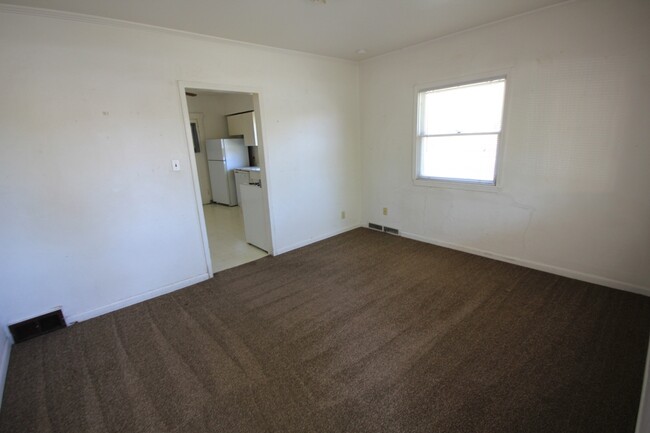 Building Photo - 3 Bed/1 Bath House, super close to BYU cam...