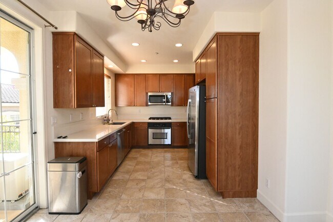 Building Photo - Stunning Views & Smart Home Features in Co...
