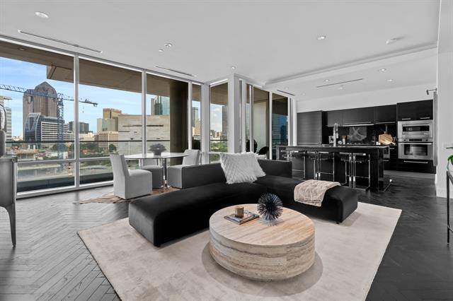 Foto del edificio - 2408 Victory Park Ln