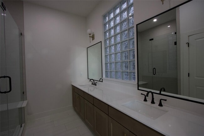 Building Photo - 2121 Hoskins Dr