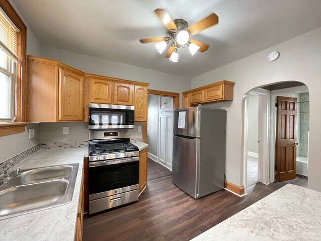 Kitchen - 4145 N 51st Blvd