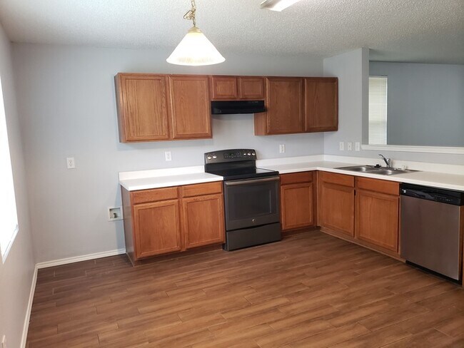 Building Photo - Beautiful Home For Rent