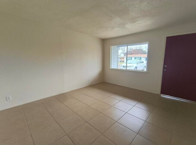 Foto del edificio - Cute 4 bedroom + Den, 2 bath home AVAILABLE NOW!