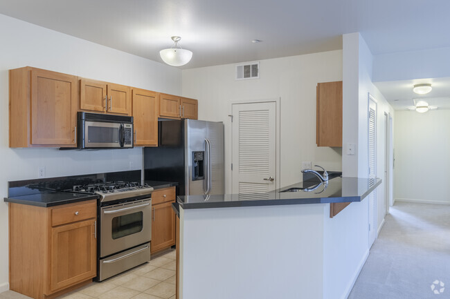 2 habitaciones, 2 baños, 931 pies cuadrados, cocina - The Village at Idlewild Park