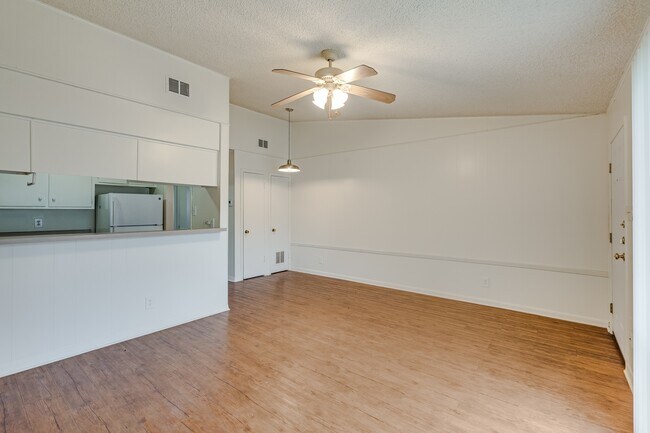 Building Photo - 612 W 51st St