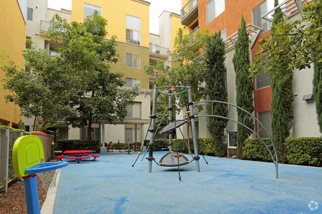 Área de juegos para niños - Main and Jamboree Apartments