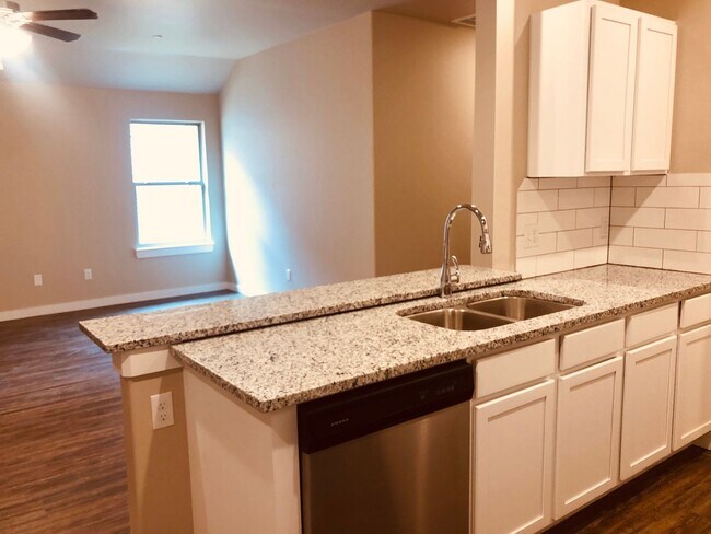 Building Photo - 3 bed 2 bath with 2 car garage duplex for ...