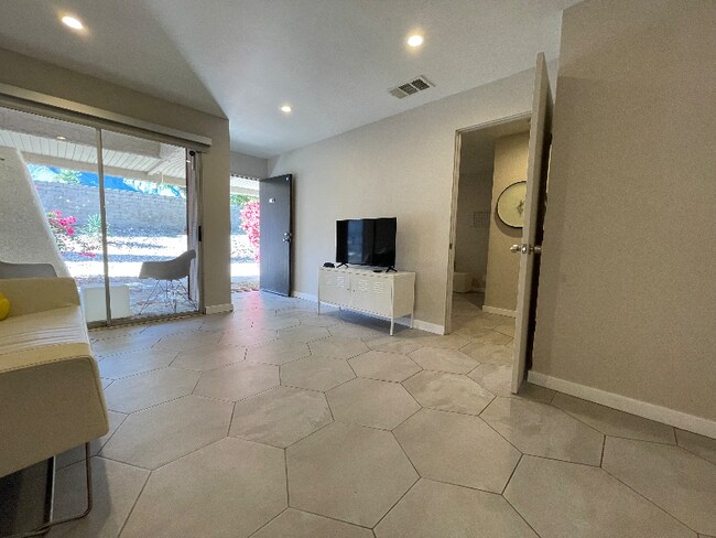 Foto del edificio - 2825 N Los Felices Rd