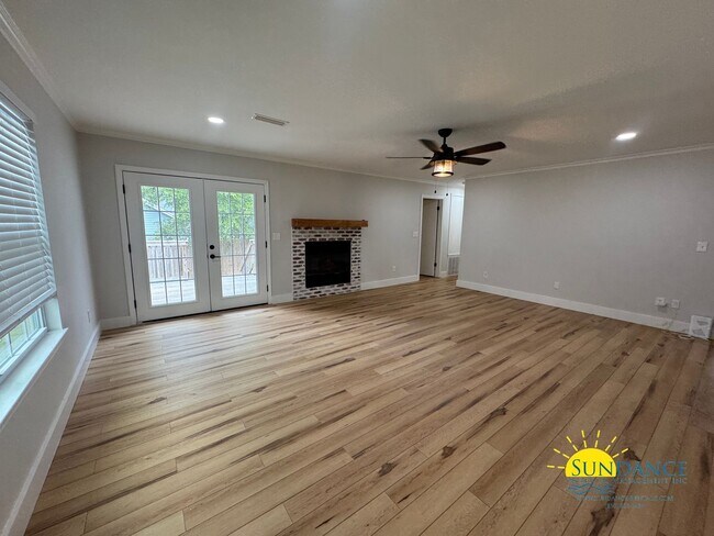Foto del edificio - Beautifully Updated 3 Bedroom Home in Shal...