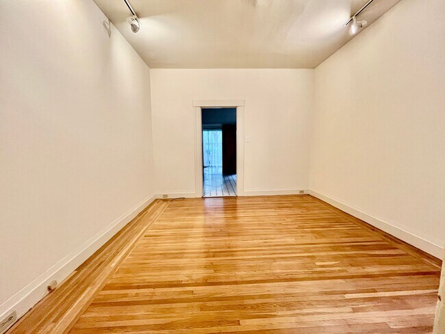 Foto del edificio - Prime Cow Hollow Location with Parking, Pr...