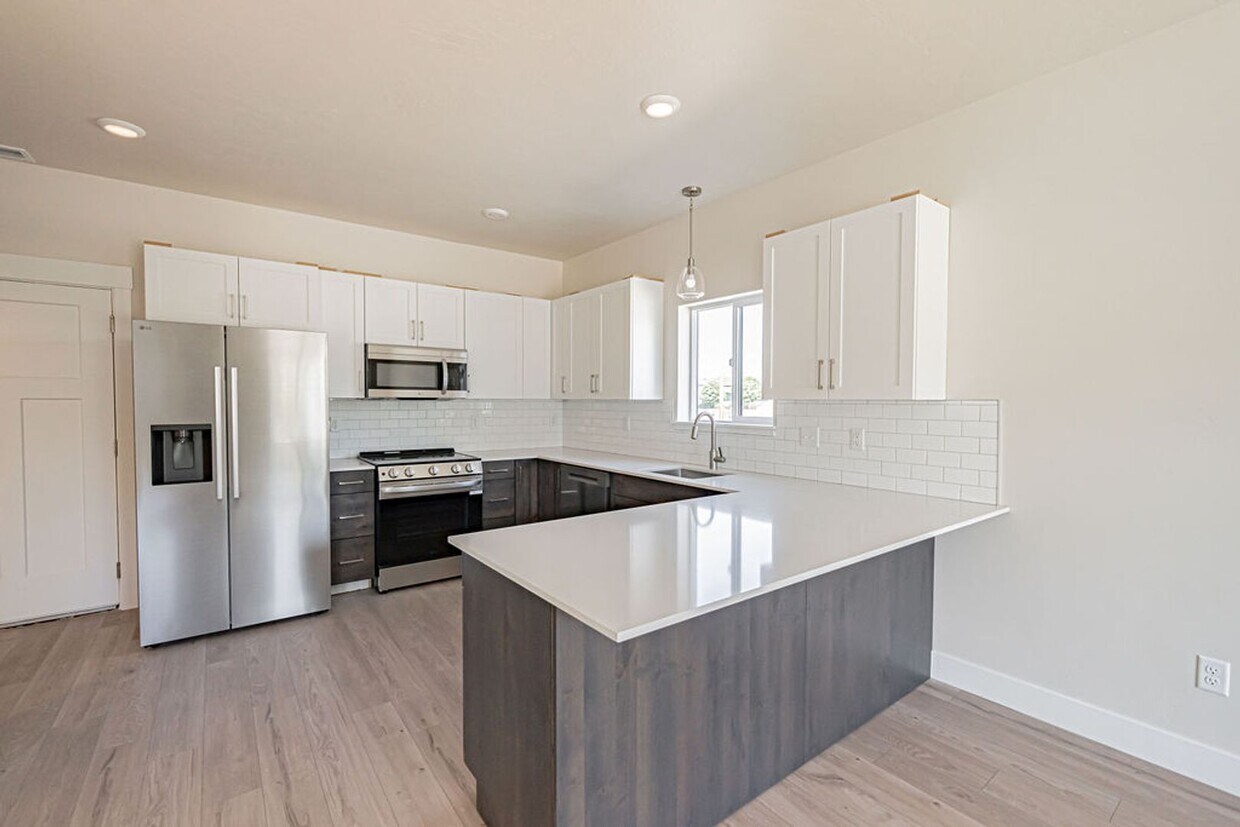Foto principal - Brand New Townhome For Rent!