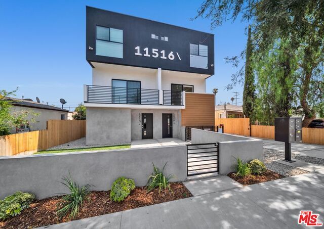 Foto del edificio - 11514 Victory Blvd