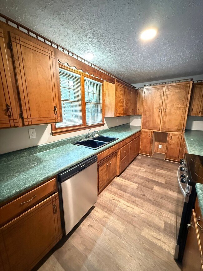 Foto del edificio - 3 BR 2 Bath Brick home