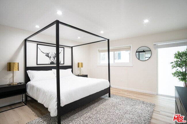 Foto del edificio - 8704 Dorrington Ave