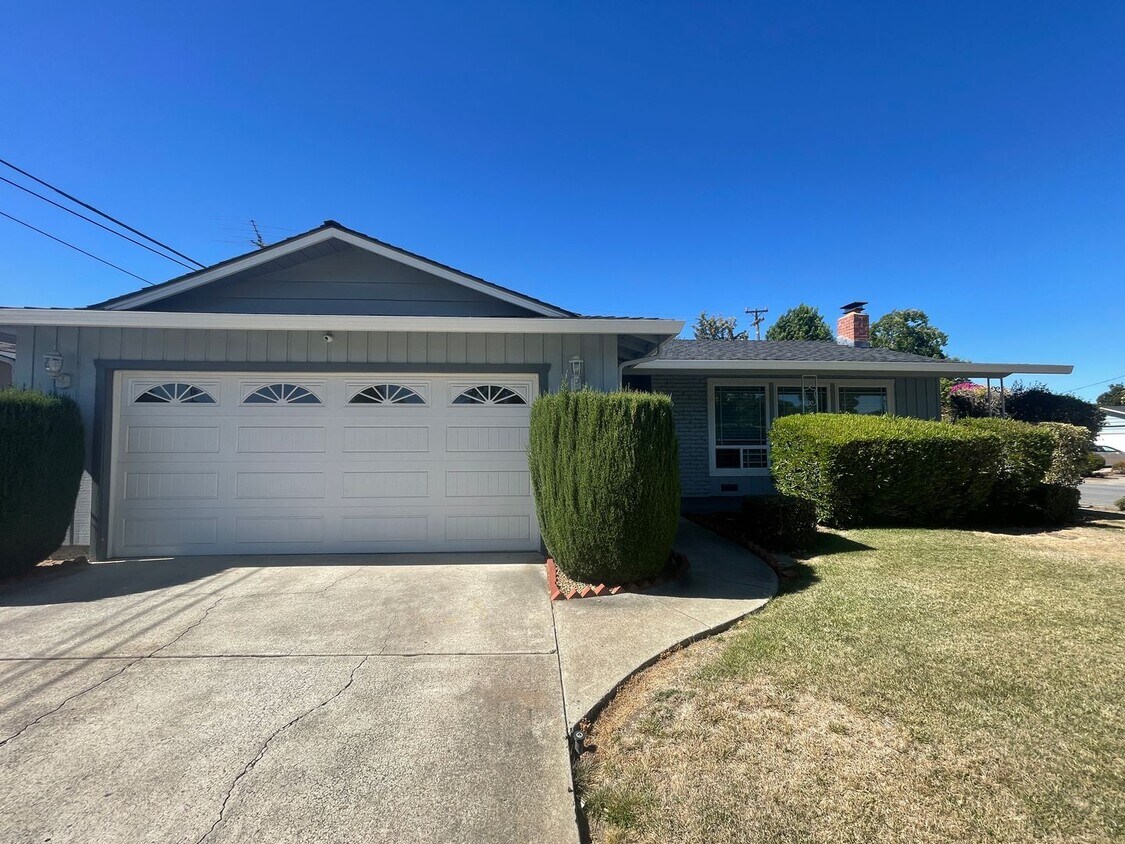Primary Photo - Beautiful 3 Bedroom Home in Strawberry Par...